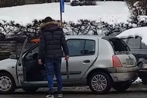 Pe străzile din România: Un şofer de 18 ani, reţinut de poliţiştii fiindcă a agresat un alt şofer, de 67 de ani, şi i-a distrus maşina (VIDEO)