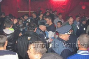 Razie a poliţiştilor printre petrecăreţi. Discotecile şi barurile verificate de oamenii legii