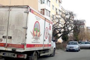 În timp ce poliţiştii locali fac pe supăraţii – Parcările din cartiere sunt pline de camioane