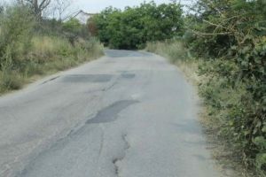 Drumul spre Cinciş va putea fi reasfaltat doar din 2020 încolo. Până atunci se va circula şi mai rău.