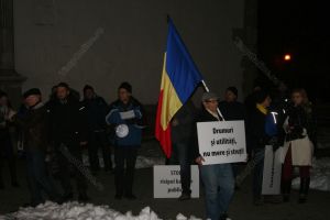 Bistriţenii nemulţumiţi de cum sunt cheltuiţi banii oraşului au protestat la Primărie (FOTO-VIDEO)