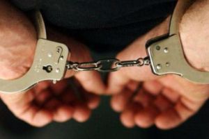 RECORD NEOBIȘNUIT! Poliţiştii ţin un suspect în arest de 26 de zile, aşteptând să-şi facă nevoile