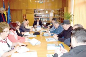 Ședinţa Comitetului Consultativ de Dialog Civic: Pensionarii vasluieni au plâns pe umărul prefectului