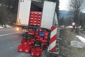 Bere împrăştiată pe DN1. Se circulă cu dificultate