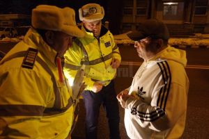 Un taximetrist lăsat fără permis de conducere pentru consum de alcool, prins în trafic cu ...