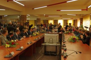 Ion Lungu a acordat diplome şi medalii aniversare personalităţilor Sucevei la împlinirea a ...