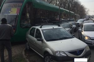 LOGAN VS. TRAMVAI: 1 – 0. Circulaţie BLOCATĂ în centrul Aradului din cauza unei maşini parcate ANAPODA