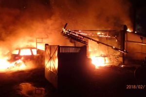 GALERIE FOTO. Incendiu devastator! Imobile şi un autoturism cuprinse de flăcări
