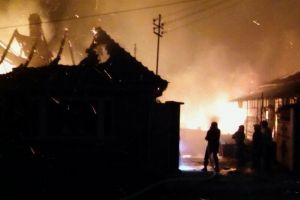 Bărbat rănit, după ce focul i-a cuprins casa în timpul nopţii