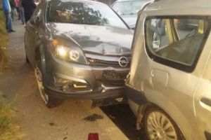 S-a urcat băut la volan şi a lovit în plin o maşină parcată