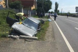 A adormit la volan şi s-a izbit cu maşina de un podeţ. O minoră a fost rănită