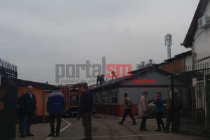 FOTO. Incendiu în municipiul Satu Mare. Flăcările au cuprins acoperişul unei firme