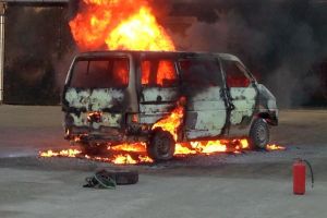 Tineri din localitatea Unirea, cercetaţi după ce au furat o autoutilitară dintr-o gospodărie, iar apoi i-au dat foc, pe malul Mureşului