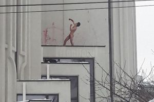 S-a urcat gol puşcă pe Catedrală şi a ameninţat că se sinucide