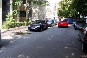 În viziunea unor şoferi, parcatul interzis este opţional!