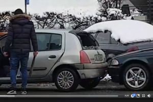 VIDEO/ Un tânăr cu BMW atacă cu BÂTA DE BASEBALL doi bătrâni şi un copil