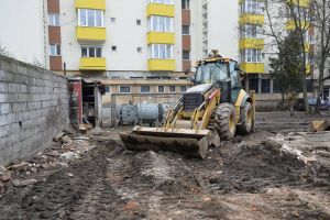 FOTO. Primăria a distrus un cuib de prostituţie. Cu buldozerul!