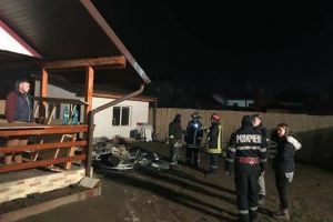 SITUAȚIE DRAMATICĂ pentru o familie din Arad! Le-a ARS din temelii CASA NOU CONSTRUITĂ. Cum îi putem ajuta