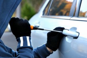 Un orădean arestat pentru 4 furturi din autoturisme, dovedit cu încă 11 fapte: Ciarnău Sandor e acuzat de o pagubă de peste 21.000 lei
