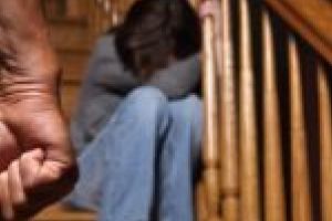 Minor băgat în spital de părinţi. L-au bătut măr!