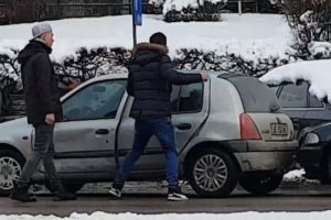 Barbaritate în trafic: Un şofer de 18 ani atacă cu bâta un altul cu de 68 de ani