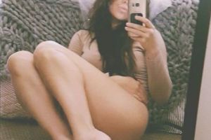 Profesoara care predă yoga NUD! Ce beneficii au femeile care SE DEZBRACĂ la cursurile ei - FOTO