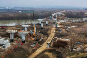 FOTO, VIDEO. Autostrada Sebeş-Turda, lotul 1. Utilaj impresionat adus de constructor în zona viitorului pod peste râul Mureş pentru a muta grinzi de peste 100 de tone