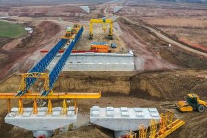 FOTO, VIDEO. Autostrada Sebeş-Turda, lotul 1. Utilaj impresionant adus de constructor în zona viitorului pod peste râul Mureş pentru a muta grinzi de peste 100 de tone