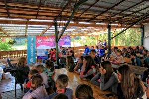 Au început înscrierile pentru Concursul Naţional „Școala Zero Waste”. Elevii hunedoreni pot câştiga o tablă interactivă pentru şcoala lor