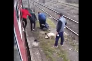 Arad. Barbat dat jos din tren si snopit in bataie de un controlor si doi calatori (video) 