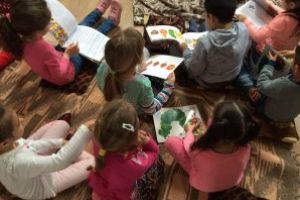 Caravana „Fiecare copil merită o poveste” a ajuns în judeţul Covasna: Peste 400 de preşcolari din judeţul Covasna şi părinţii lor vor participa la ateliere de lectură