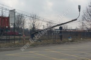 Un şofer băut a rupt un stâlp la intrare în Valea Voievozilor