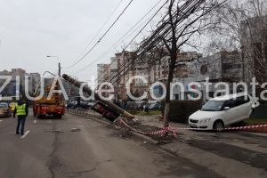 Urmele accidentului grav din aceasta noapte, de pe bulevardul 1 Decembrie. Un bolid a avariat 12 masini. Care este starea soferitei (fotoreportaj+video)