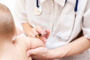 Părinţii din România ar putea fi obligaţi prin lege să se informeze cu privire la vaccinarea copiilor, în caz contrar fiind pasibili de amendă