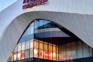 Scene de COŞMAR într-un mall din Capitală. O fetiţă, pe punctul de a fi RĂPITĂ de o persoană cu probleme psihice
