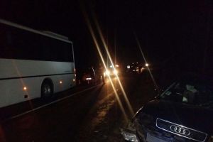 Accident intre un autobuz cu muncitori si un autoturism condus de un batran baut, in Timis