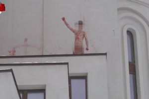 Scene horror, cu un tânăr dezbrăcat şi plin de sânge, urcat pe Catedrala din Suceava