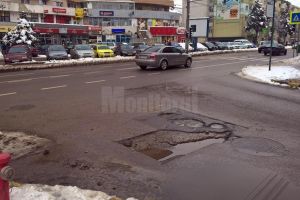 Gropi tot mai deranjante şi-au făcut apariţia pe străzile Sucevei