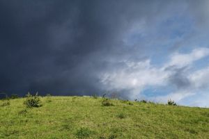 Avertizare imediată COD PORTOCALIU de FURTUNI în Alba: Ploi torenţiale, descărcări electrice şi grindină