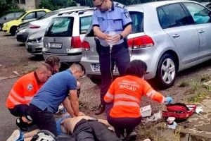 Doi poliţişti au intervenit pentru a salva viaţa unui bărbat căzut la pământ