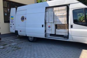 Clubul Lions Bistriţa a trimis 1.000 de perechi de încălţăminte nouă pentru o tabără de refugiaţi din Ucraina