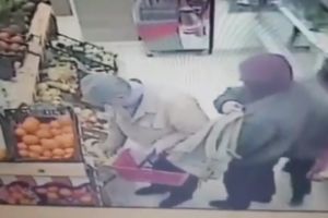 Hot din buzunare filmat in timp ce fura borseta unui batran, intr-un supermarket din Timisoara