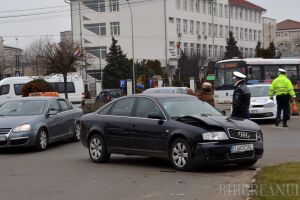 Audi vs. Opel, în Calea Aradului: Un şofer din Dolj a forţat intrarea în intersecţia cu Bulevardul Decebal (FOTO)