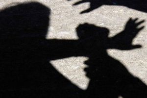 Băiat bătut de tată până l-a băgat în spital