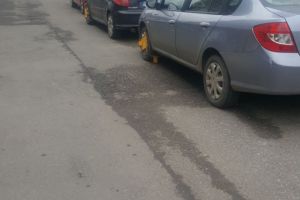 Politia locala si SGU au intrat in forta in masinile parcate ilegal in Ploiesti! Zeci de roti blocate in centru, langa Casa Alba