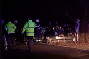 FOTO. Accident grav. A băut bine, s-a urcat la volan şi s-a izbit violent de un stâlp