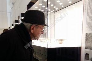 TÂRGOVIȘTE: La 90 de ani este vizitatorul cu numărul 10 000 al expoziţiei „Aurul şi argintul României”