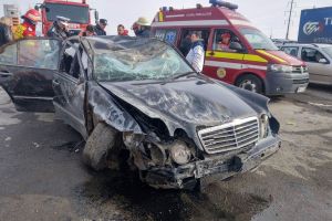 Accident la intrarea în Beclean. O maşină s-a răsturnat (FOTO)