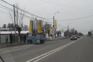 Un tânăr s-a răsturnat cu maşina pe Calea Moldovei