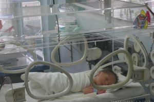 Organizaţia Salvaţi Copiii, o nouă donaţie pentru Maternitatea din Oradea: incubator în dotarea secţiei de Neonatologie